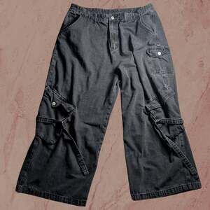 Cider washed black D-ring wide-leg cargo jeans ⛓️